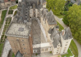 Cities around the world are seeking "digital twins" to plan, analyze, operate and design. Pau, France, is on the cutting edge with its 3D model (mesh). On the right of these images is the actual city. On the left is the 3D mesh, that can serve as the spatial foundation for a digital twin.