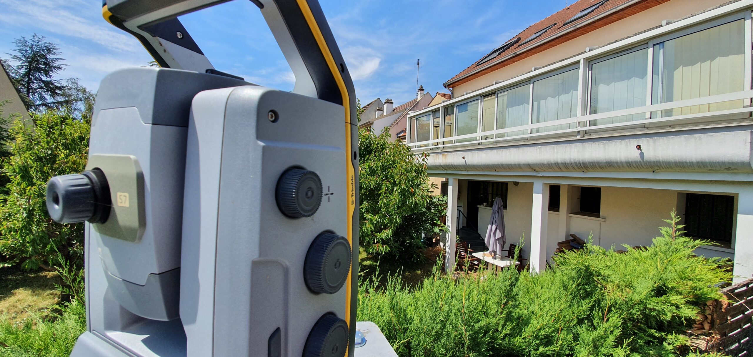 Trimble S7 monitor prisms attached to residential buildings in the L15B construction zone. Photo credit: Filipe Afonso, Eiffage GC